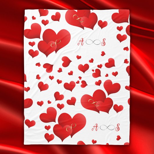 赤いハートインフィニティイニシャルモノグラムオンホワイト | フリースブランケット