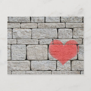 赤いハートオングレーストーンウォール ポストカード