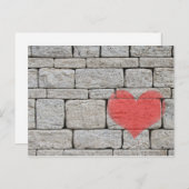 赤いハートオングレーストーンウォール ポストカード (正面/裏面)