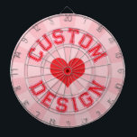 赤いハートオンパステルピンクカラーと赤文字 ダーツボード<br><div class="desc">赤いハートパステルピンク色と赤いカスタム文字ダーツボード – 好みに合わせて上下の文字をパーソナライズ！</div>