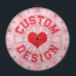 赤いハートオンパステルピンクカラーと赤文字 ダーツボード<br><div class="desc">赤いハートパステルピンク色と赤いカスタム文字ダーツボード – 好みに合わせて上下の文字をパーソナライズ！</div>