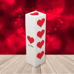赤いハートオン白パーソナライズされた- Valentine's Day ワインギフトボックス<br><div class="desc">白の赤いハート – バパーソナライズされたンタインのワインボックス，両方の名前パーソナライズされた.クリックカスタマイズ直に簡単にイメージ。30日返金保証。白の赤いハート-パーソナライズされたバレンタインのワインボックス，アーティストRjFxxによって作成*全著作権所有。#ZazzleMade</div>