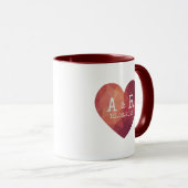 赤いハートカップル結婚モノグラム日付 マグカップ (正面右)