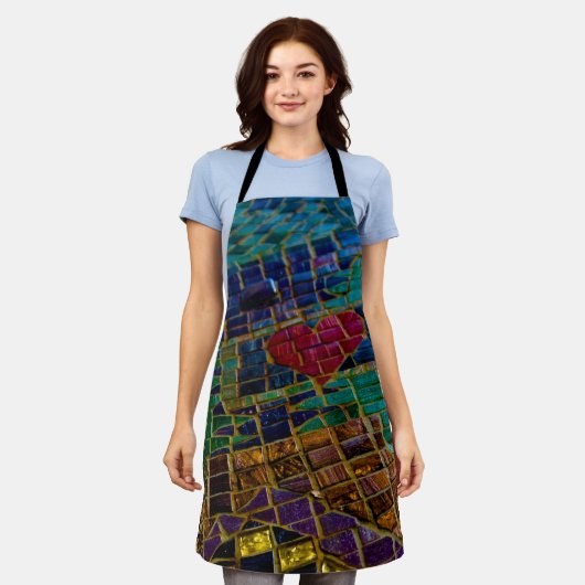 赤いハートカラフルモザイク エプロン (着用した状態)