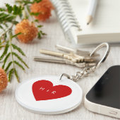 赤いハートシンプルラブカップルズモノグラムモダン キーホルダー (正面右)