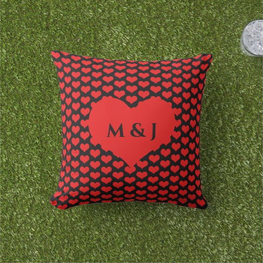 赤いハートパターンバレンタインズモノグラムイニシャル アウトドアクッション (芝生)