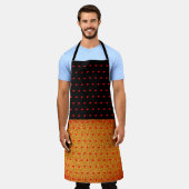 赤いハートパターン黒のキラキラ金ゴールドギフトスタイリッシュ エプロン (着用した状態)