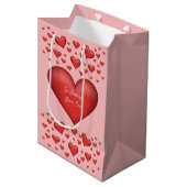 赤いハート付きカスタム文字 ミディアムペーパーバッグ (正面アングル)