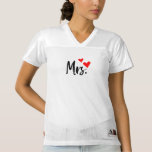 赤いハート付きミセスTシャツ – かわいいロマンチックなプレゼント レディースフットボールジャージー<br><div class="desc">スタイルでミセスのステータスを表示する黒のスクリプトと2つの赤いハートを備えた愛らしいはっきりしたTシャツ。あなたは新郎新婦でも、また結婚したは堂々と連れて行っても、どの衣装にも魅力を添える。カジュアル衣服素晴らしのため、ハネムーン旅行のため、ブライダルシャワーのため、またはあなたのミセスのための思いやりある贈り物としてお気に入りのは、終日の心地よいと自信のための柔らかく通気性の良い生地で作られた。</div>