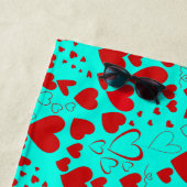 赤いハート図形のパターン(鮮やかなターコイズ) ビーチタオル (インサイチュ)