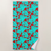 赤いハート図形のパターン(鮮やかなターコイズ) ビーチタオル (正面)