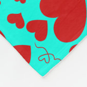 赤いハート図形のパターン(鮮やかなターコイズ) フリースブランケット (角)