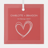 赤いハート図形の個人用設定のカップル名と日付 ガラスオーナメント (正面)
