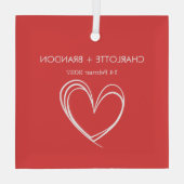 赤いハート図形の個人用設定のカップル名と日付 ガラスオーナメント (裏面)