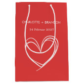 赤いハート図形の個人用設定のカップル名と日付 ミディアムペーパーバッグ (正面)