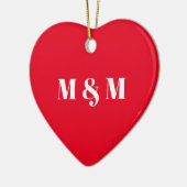 赤いハート対モダンタイポグラフィモノグラム セラミックオーナメント (左)