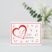 赤いハート愛はバレンタインに接吻し、抱き締めます ポストカード (スタンド正面)