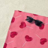 赤いハート棒つきキャンデーと暖赤のパターン ビーチタオル (インサイチュ)