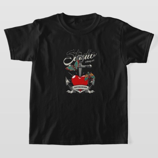 赤いハート&バタフライスタジオインキングアート Tシャツ (レイダウン)