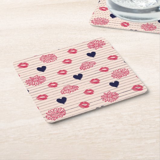 赤いハート、唇、ダリアの模様。 スクエアペーパーコースター (アングル)