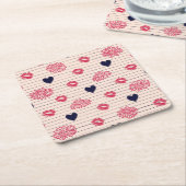 赤いハート、唇、菊の模様。 スクエアペーパーコースター (アングル)