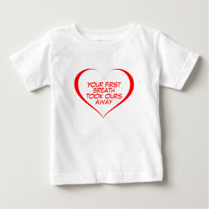 赤いハート、息は私たちの遠くに ベビーTシャツ