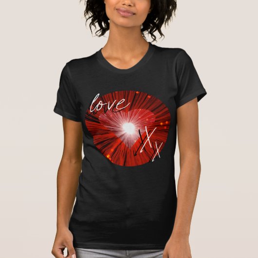 赤いハート「愛とキスの女性」の小柄Tシャツ Tシャツ (正面)