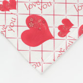 赤いハート、文字、"愛する"、赤と白。 フリースブランケット (角)