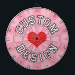 赤いハート、白と黒のアウトライン文字（ピンク） ダーツボード<br><div class="desc">赤いハート、白と黒のアウトライン文字でピンク色のダーツボード – あなたの好みに合わせて上と下の文字をパーソナライズ！</div>