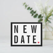 赤いハート 黒 白 新しい日程 延期 結婚式 案内ポストカード (スタンド正面)