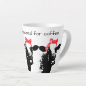 赤いバおもしろいンダナを着た牛 カフェラテマグ (右アングル)