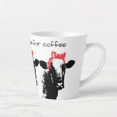 赤いバおもしろいンダナを着た牛 カフェラテマグ (右)