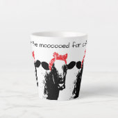 赤いバおもしろいンダナを着た牛 カフェラテマグ (正面)