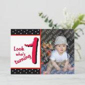 赤いバブル文字の最初の誕生祝い 招待状 (スタンド正面)