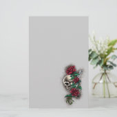 赤いバラおよびリボルバーピストルが付いている西部のスカル 便箋 (スタンド正面)