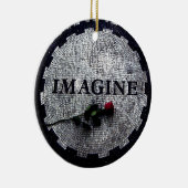 赤いバラが付いている記念碑を想像して下さい セラミックオーナメント (右)