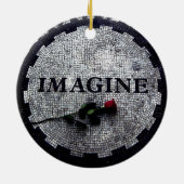 赤いバラが付いている記念碑を想像して下さい セラミックオーナメント (裏面)