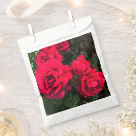 赤いバラが咲いている フェイバーバッグ