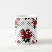 赤いバラが水玉模様の背景。 コーヒーマグカップ (中央)