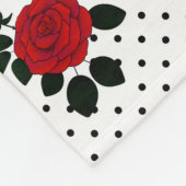 赤いバラが水玉模様の背景。 フリースブランケット (角)