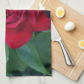 赤いバラが近く キッチンタオル (四つ折り)