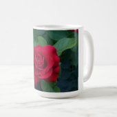赤いバラが近く コーヒーマグカップ (正面右)