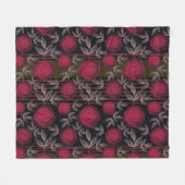 赤いバラが黒い。 フリースブランケット (正面(横))