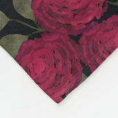 赤いバラが黒い。 フリースブランケット (角)