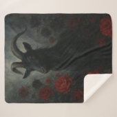 赤いバラとゴシックブラックヤギのダークアート シェルパブランケット (正面(横))