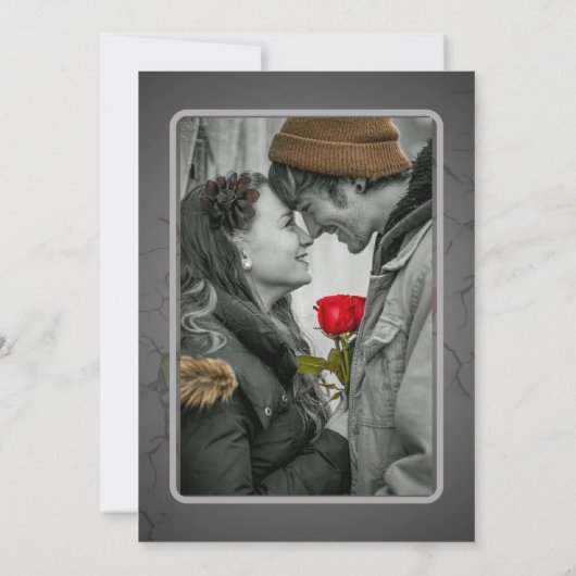 赤いバラとテクスチャグランジ付き結婚式の日付を保存 招待状 (裏面)