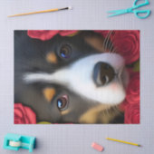 赤いバラに入ったコルギの子犬 薄葉紙 (クラフト)