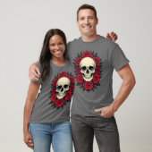 赤いバラに囲まれたゴシック様式の頭蓋骨 Tシャツ (ユニセックス)