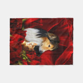 赤いバラに埋め込まれた犬と子猫 フリースブランケット (正面(横))