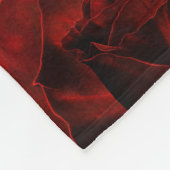 赤いバラに埋め込まれた犬と子猫 フリースブランケット (角)